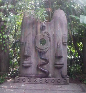 Sculpture symbolique représentant l’union des polarités et le chemin de transformation du lien de flammes jumelles