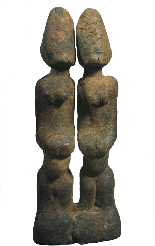 Deux figures humaines stylisées se faisant face dans une sculpture ancienne